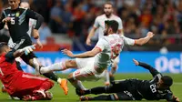 Pemain timnas Spanyol, Diego Costa mencetak gol sebelum pemain dan kiper timnas Argentina, Fabricio Bustos dan Sergio Romero memblokir tendangan pada laga uji coba di Wanda Metropolitano, Rabu (28/3). Spanyol menang telak 6-1. (AP/Francisco Seco)