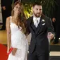 Bintang Barcelona, Lionel Messi, didampingi sang istri, Antonella Ruccozzo, menyapa wartawan usai mengadakan resepsi pernikahan di Kompleks City Center, Santa Fe, Jumat (30/6/2017). (EPA/David Fernandez)