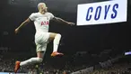 Penyerang Tottenham Hotspur Richarlison berselebrasi setelah mencetak gol kedua timnya ke gawang Newcastle United dalam laga Premier League 2023/2024 pekan 15 yang digelar di Tottenham Hotspur Stadium, Minggu (10/12/2023) malam WIB. (AP Photo/Ian Walton)