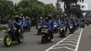 Mahasiswa konvoi menggunakan sepeda motor menuju Gedung DPR/MPR, Jakarta, Kamis (8/10/2020). Mahasiswa ini rencananya akan menggelar aksi menolak UU Cipta Kerja. (Liputan6.com/Johan Tallo)