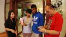 Pemain Sriwijaya FC, Syakir Sulaiman, berfoto dengan penggemar di Hotel Bidakara jelang Final Piala Presiden 2015 melawan Persib, Minggu (18/10/2015). (Bola.com/Nicklas Hanoatubun)