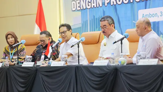 Menkes Budi saat konferensi pers  bedah pintas arteri koroner perdana di RSUP Dr. J. Leimena Ambon pada Jumat (3/10/25).