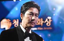 Jung Woo Sung Ucapkan Terima Kasih Atas Kemenangan Film 12:12 The Day dan Permintaan Maaf di Blue Dragon Film Awards