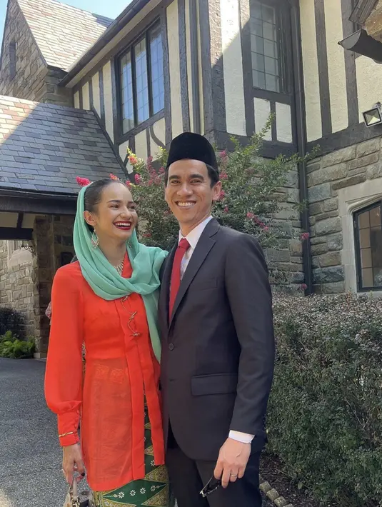 Berkebaya dan kain batik, Enzy terlihat begitu menawan dalam balitan kebaya betawu dengan warna merah yang semarak.  [Foto: Instagram/ Enzy Storia]