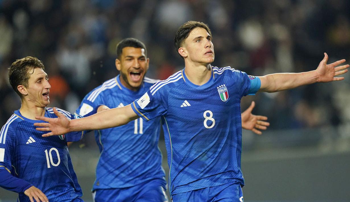 Pemain Timnas Italia U-20, Cesare Casadei, melakukan selebrasi setelah mencetak gol ke gawang Timnas Inggris U-20 pada babak 16 besar Piala Dunia U-20 2023 di Stadion La Plata, Rabu (31/5/2023). Italia menang dengan skor 2-1 atas Inggris. (AP Photo/Ivan Fernandez)