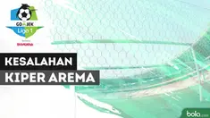 Kiper Arema FC, Kurniawan Kartika Ajie nyaris melakukan kesalahan yang mengakibatkan gawangnya kebobolan.