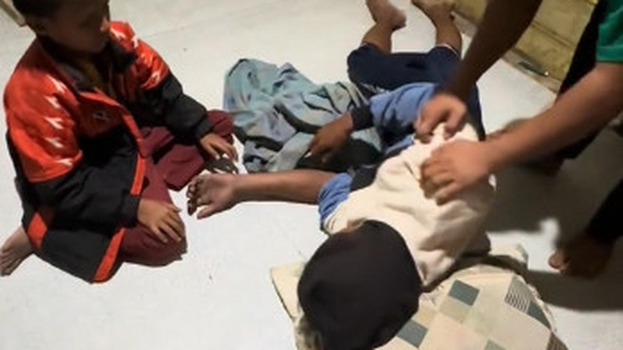 Tinggal Berdua di Rumah Sederhana, Bocah Laki-Laki Panik Nangis