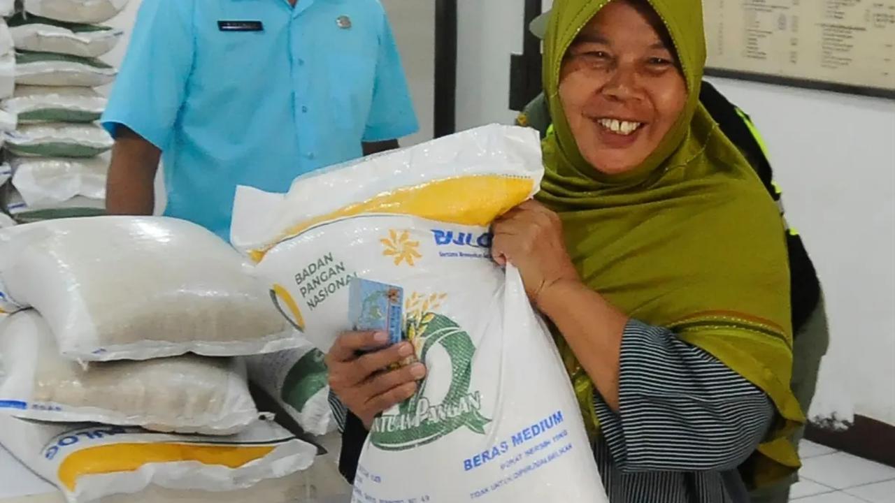 Bagi warga DKI Jakarta yang ingin mengecek status DTKS diterima atau tidak, dapat melihatnya melalui website&nbsp;siladu.jakarta.go.id. Melalui website dan aplikasi tersebut, warga Jakarta juga bisa mengirimkan saran ataupun pengaduan terkait DTKS.<br>