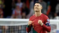 Pemain Portugal Cristiano Ronaldo melakukan selebrasi di penghujung pertandingan sepak bola Grup J Kualifikasi Euro 2024 antara Portugal dan Slovakia di Stadion Dragao, Porto, Portugal, Jumat (13/10/2023). Portugal menang 3-2 atas Slovakia. (AP Photo/Luis Vieira)