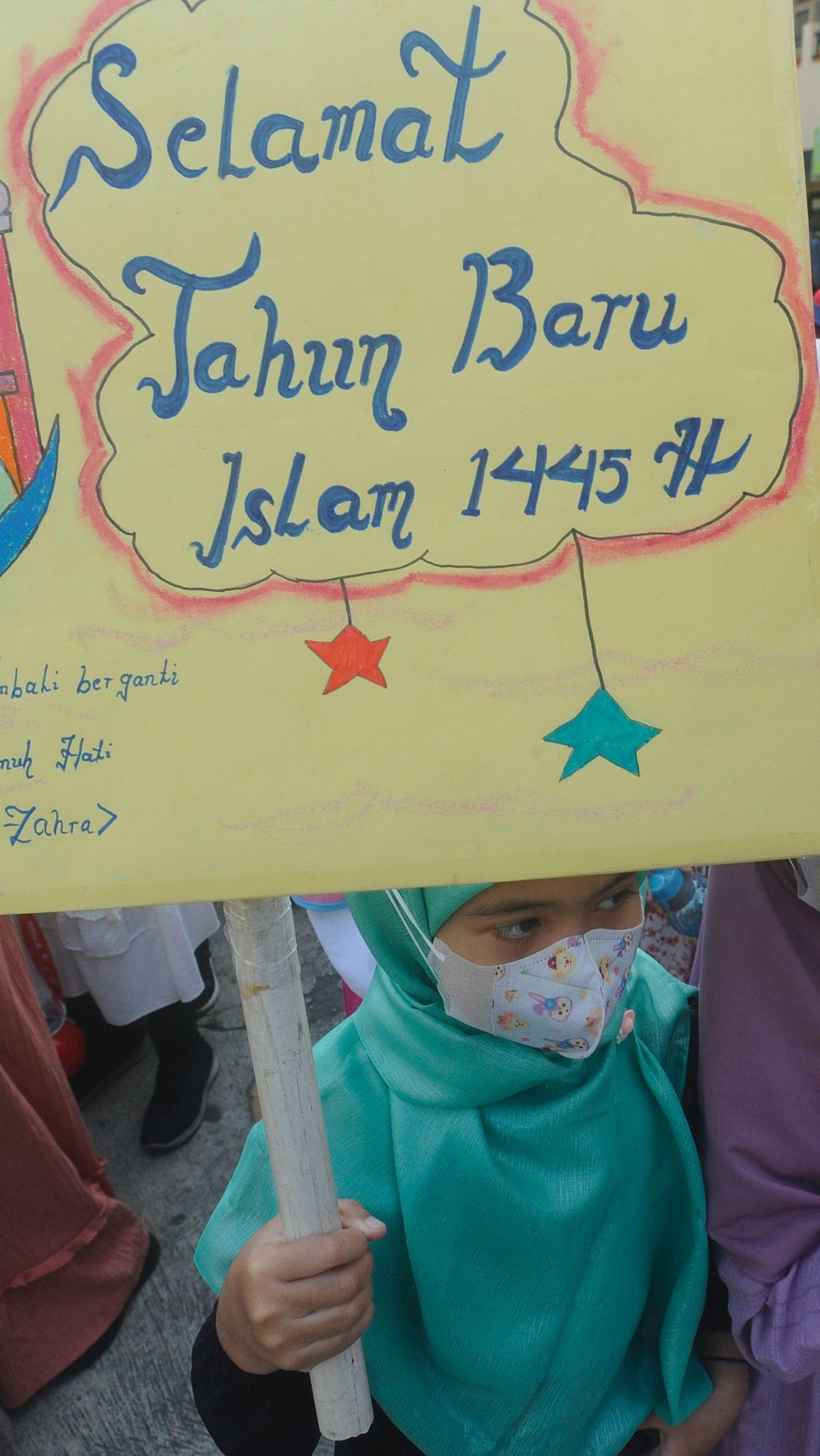 Pawai ini berlangsung penuh kemeriahan. Berikut potretnya: