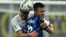 Bek Napoli, Alessandro Buongiorno (kiri) berebut bola dengan Lautaro Martinez (Inter Milan) selama pertandingan sepak bola Serie A Italia di stadion San Siro, Milan, pada Minggu 10 November 2024 waktu setempat atau Senin (11/11/2024) dini hari WIB. (Gabriel BOUYS/AFP)