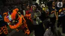Warga menyaksikan pawai Bogor Street Festival Cap Go Meh (CGM) 2020 yang digelar di Jalan Surya Kencana, Kota Bogor, Jawa Barat, Sabtu (8/2/2020). Festival bertema "Ajang Budaya Pemersatu Bangsa" dimeriahkan 25 kelompok barongsai-liong dan beragam tarian daerah. (Liputan6.com/Helmi Fithriansyah)