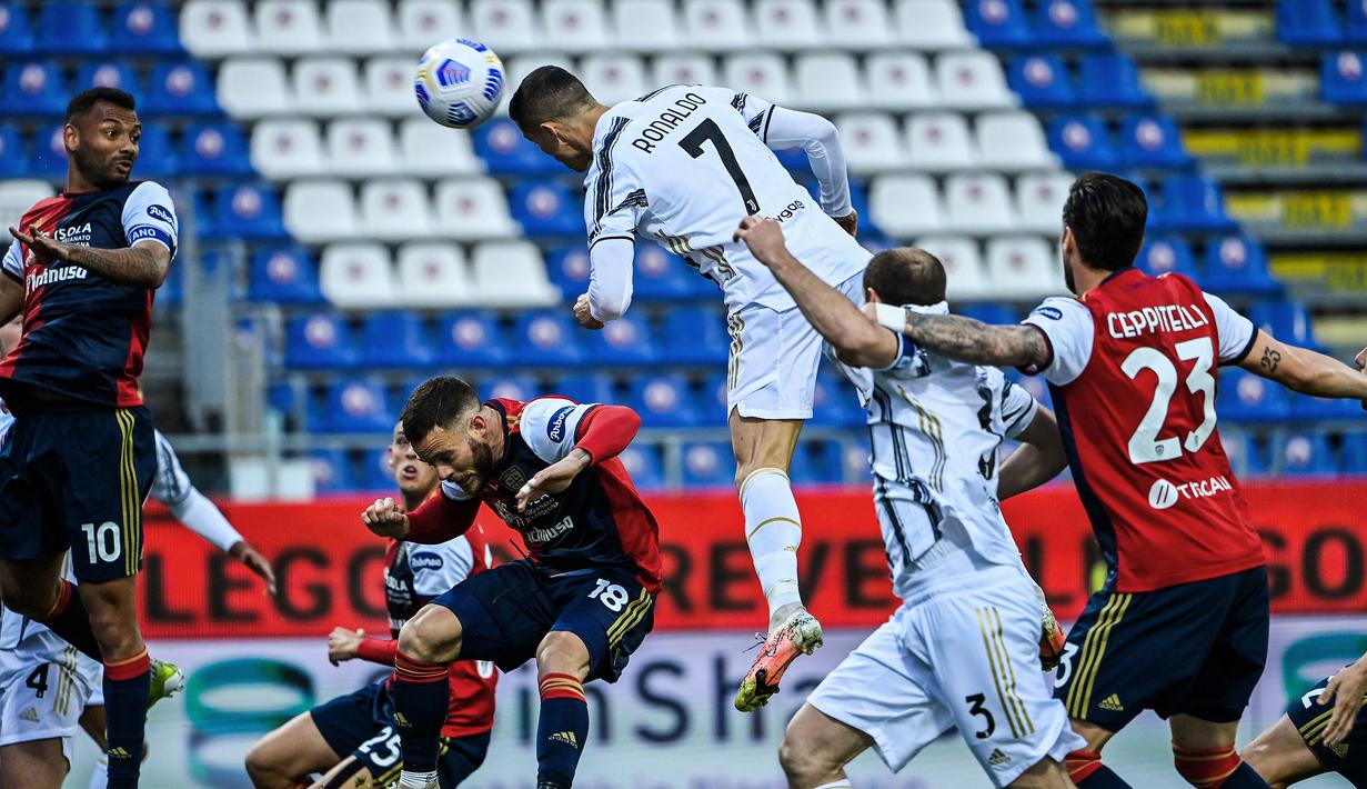 Cristiano Ronaldo. Striker yang kini kembali memperkuat Manchester United ini total mengoleksi 37 hattrick bersama 3 klub, MU, Real Madrid dan Juventus. Hattrick terakhirnya dicetak saat Juventus menang 3-1 atas tuan rumah Cagliari di Liga Italia 2020/2021, 14 Maret 2021. (AFP/Alberto Pizzoli)