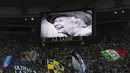 Foto mendiang Ratu Elizabeth II dari Inggris terlihat di layar raksasa sebelum menjadi bintang pertandingan sepak bola grup F Liga Europa antara Lazio dan Feyenoord, di stadion Olimpiade Roma, Kamis, 8 September 2022. (AP Photo/Andrew Medichini)