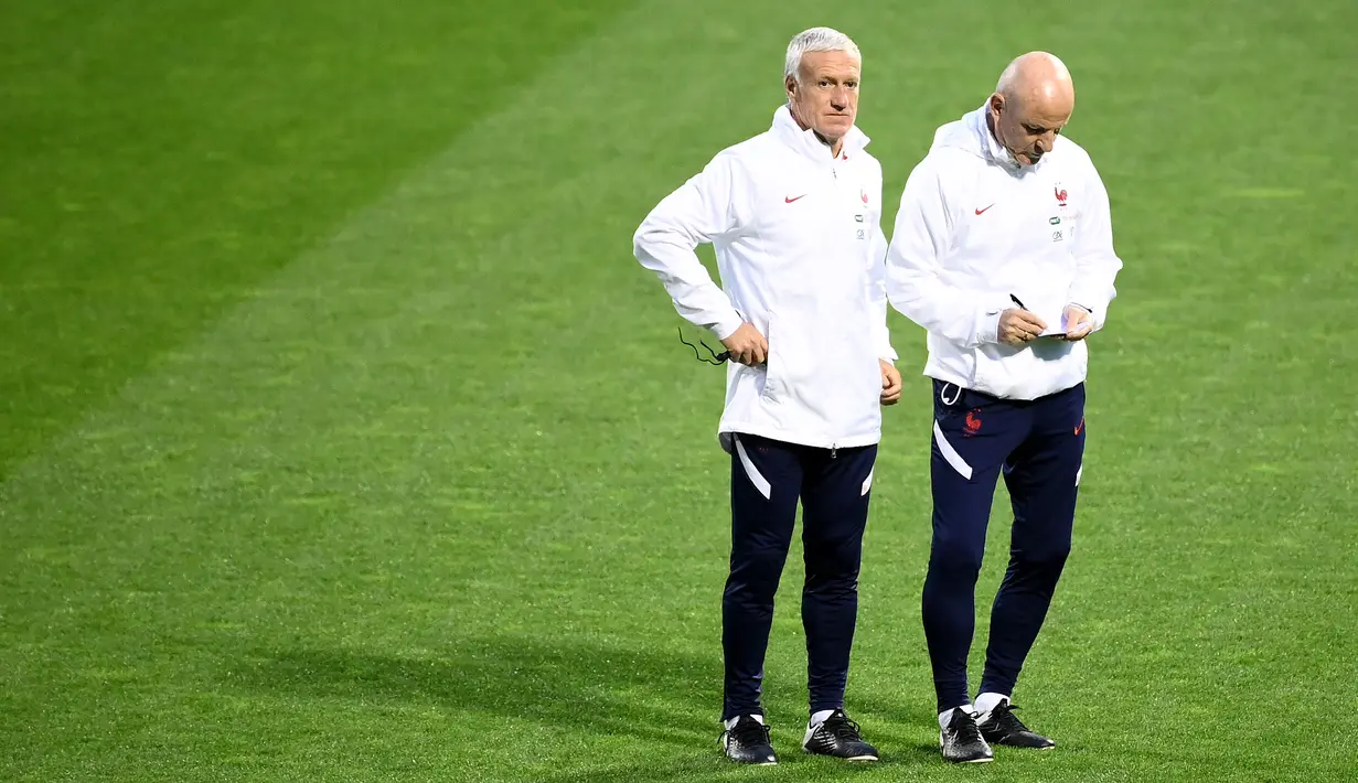 Pelatih Prancis, Didier Deschamps, memperhatikan pemainnya saat sesi latihan jelang laga lanjutan UEFA Nations League 2020/2021 di Stadion Maksimir, Kroasia, Rabu (14/10/2020). Prancis akan menghadapi Kroasia. (AFP/Franck Fife)