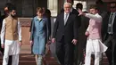 Tariq Bukhari (kanan) menjelaskan tentang Masjid Jama kepada Presiden Jerman Frank Walter Steinmeier dan istrinya Elke Buedenbender selama kunjungannya di New Delhi, India, (23/3). (AP Photo/ Manish Swarup)