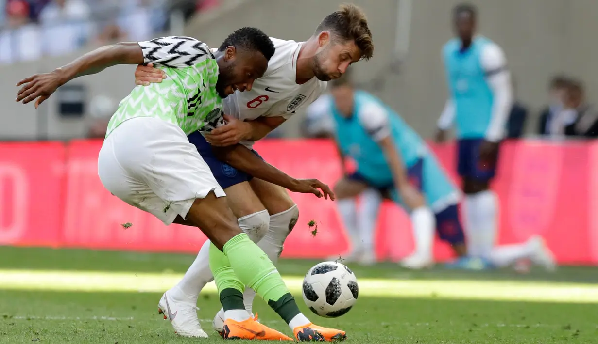 Pemain Nigeria John Obi Mikel (kiri) berebut bola dengan Gary Cahill dalam laga uji coba Piala Dunia 2018 di Stadion Wembley, London, Inggris, Sabtu (2/6). Inggris berhasil menekuk Nigeria dengan skor 2-1.  (AP Photo/Matt Dunham)