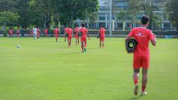 Total sebanyak 26 pemain hadir dalam latihan yang berlangsung di Lapangan A, Kompleks Stadion Utama Gelora Bung Karno (SUGBK), Senayan, Jakarta, Jumat (24/04/2026) sore WIB. (Bola.com/Bagaskara Lazuardi)