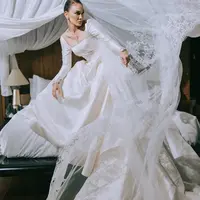 Berpose bagai cover majalah, pesona tampilan Luna Maya begitu memikat dalam balutan gaun pernikahan. [Foto: @bramsky.bramsky]