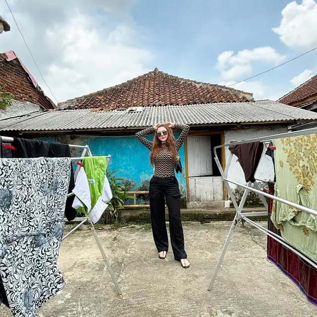 Dikira Nyaleg, Ini 7 Momen Aura Kasih Blusukan di Kampung Padat Penduduk