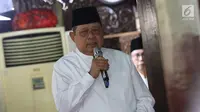 Presiden ke-6 Susilo Bambang Yudhoyono memberikan sambutan untuk para pelayat di Puri Cikeas, Bogor, Jawa Barat, Sabtu (31/8/2019) Jenazah ibunda SBY, Siti Habibah, disemayamkan di pendopo Puri Cikeas dan akan dimakamkan di TPU Tanah Kusir setelah salat dzuhur. (Liputan6.com/Herman Zakharia)