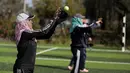 Seorang wanita Palestina menangkap bola saat mengikuti sesi latihan bisbol di Khan Younis, Jalur Gaza, 19 Maret 2017. Sekelompok wanita muda muslim mencoba olahraga bisbol sebagai hiburan. (AP Photo/Khalil Hamra)