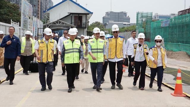 Wakil Presiden (Wapres) Gibran Rakabuming Raka mengunjungi proyek  PT Wijaya Karya (Persero) Tbk (WIKA), Jakarta Sewerage Development Project (JSDP) Zona 1 di Jalan Pluit Timur Raya, Penjaringan, Jakarta Utara pada Kamis (24/10/2024). (Dok WIKA)