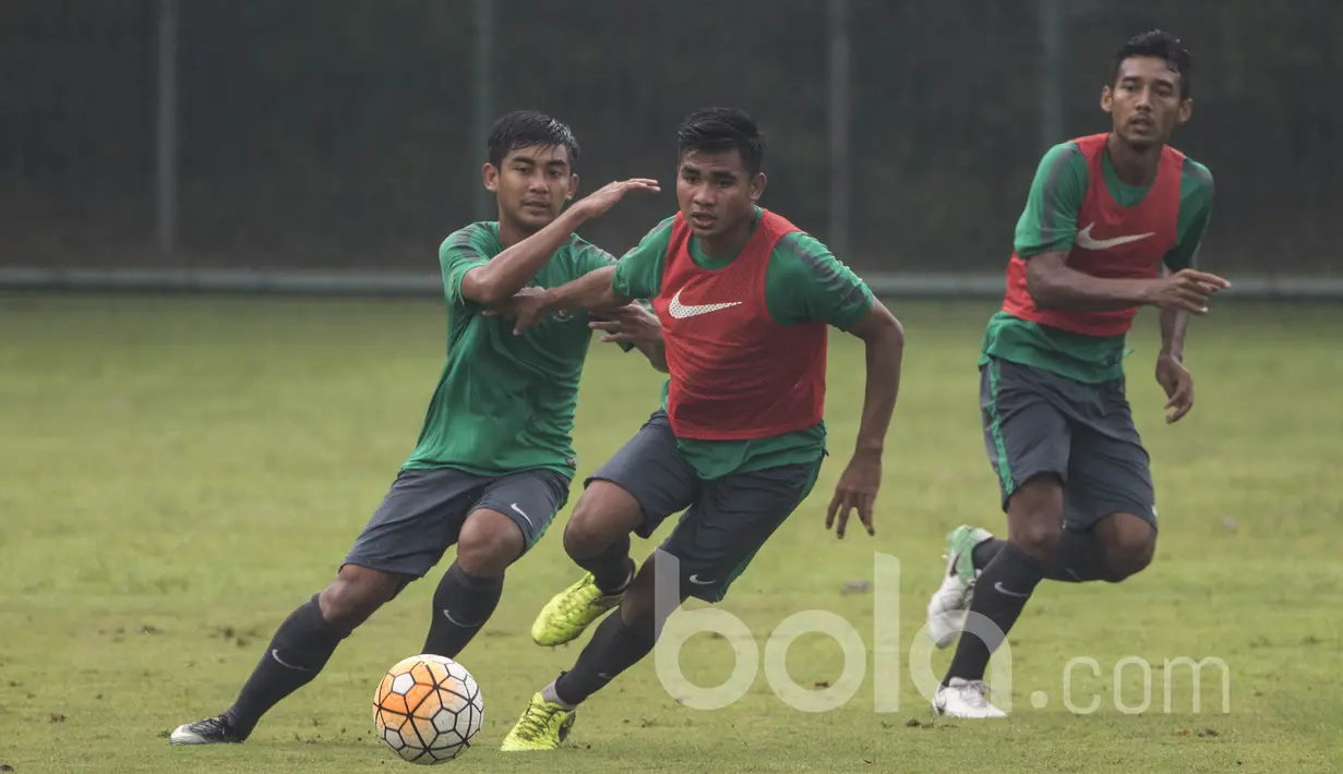 Pemain Timnas Indonesia U-22, Asnawi Mangkualam, mengamankan bola dari Nazar Nurzaidin saat latihan di Lapangan SPH Karawaci, Banten, Rabu (10/5/2017). (Bola.com/Vitalis Yogi Trisna)