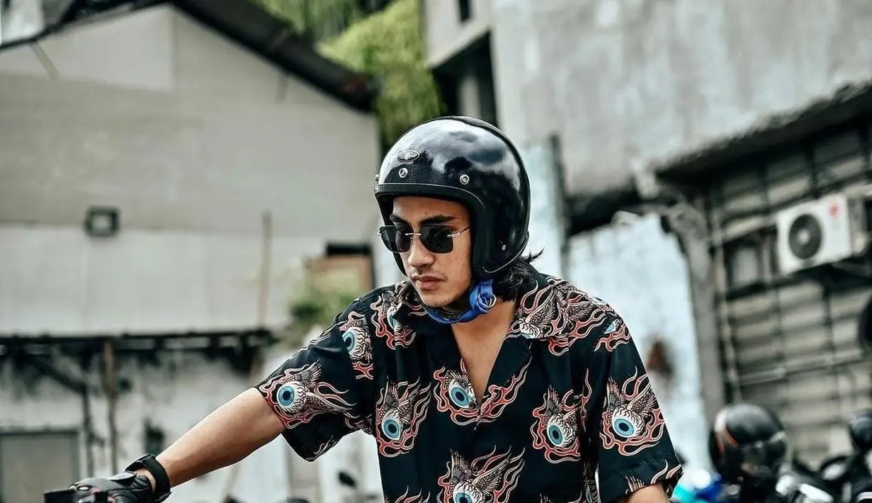 Gayanya saat berkendara moge terlihat cool [instagram/abidzar73]