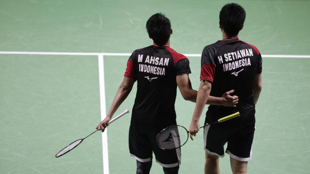 Mohammad Ahsan/Hendra Setiawan lolos ke semifinal Indonesia Open 2019, setelah memenangi pertarungan dramatis kontra ganda Jepang, Hiroyuki Endo/Yuta Watanabe di Istora, Jakarta, Jumat (19/7/2019). (Bola.com/Vitalis Yogi Trisna)