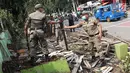 Petugas Satpol PP mengumpulkan sisa kayu saat membongkar bangunan semi permanen di Jalan Nusantara Raya, Depok, Jawa Barat, Rabu (18/4). (Liputan6.com/Immanuel Antonius)