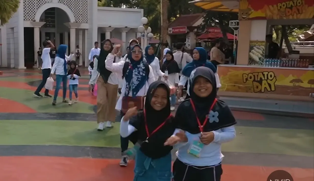 Disebutkan kurang lebih 100 anak TPA ikut dalam momen seru liburan Nikita Willy di Dufan kali ini. Momen ini sekaligus jadi perayaan ulang tahun Baby Izz. (Liputan6.com/YT/Nikita Willy Official)
