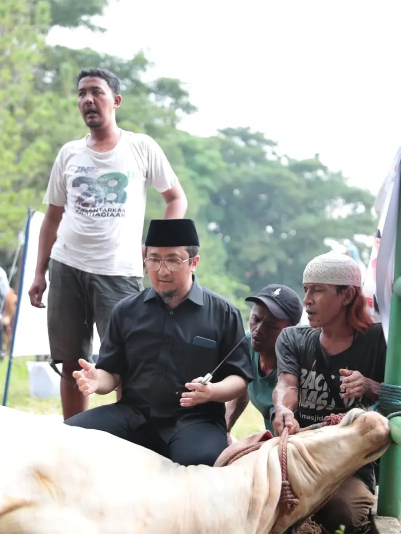 Ustaz Yusuf Mansur berdoa sebelum hewan dikurbankan di pesantren Daarul Quran, Tangerang, Senin (17/6/2024).