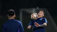 Gelandang Argentina, Enzo Fernandez mengontrol bola saat sesi latihan di Doha, Qatar, Senin, 12 Desember 2022. Argentina akan bertanding melawan Kroasia memperebutkan tiket final Piala Dunia 2022 di Stadion Lusail Iconic Qatar, Rabu (14/12/2022) mulai pukul 02.00 WIB. (AP Photo/Natacha Pisarenko)
