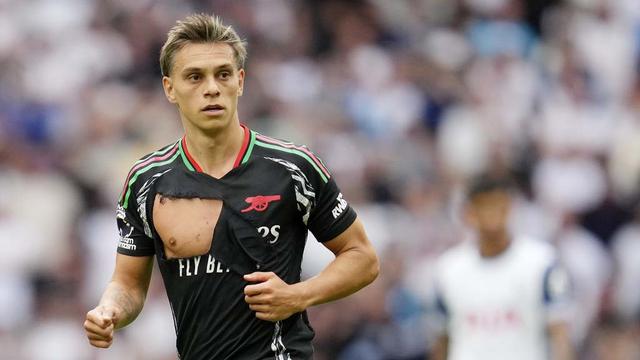 Foto: Jersey Robek Leandro Trossard Jadi Saksi Kerasnya Laga Arsenal Kontra Tottenham di Liga Inggris