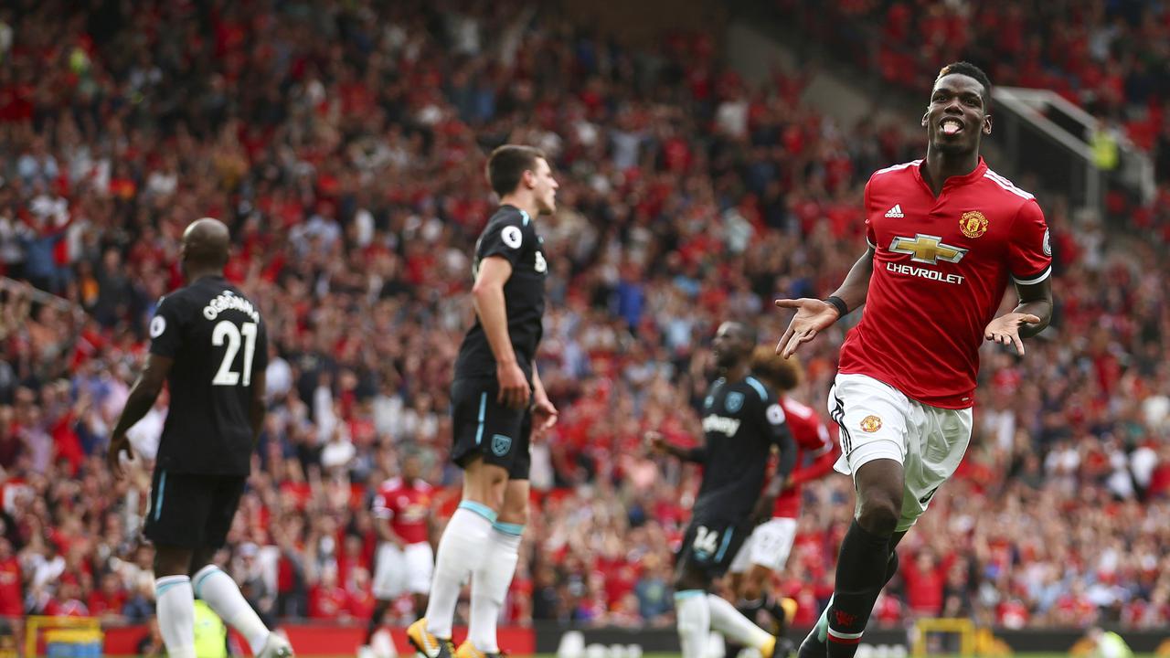 Gelandang Manchester United (MU), Paul Pogba, rayakan gol ke gawang West Ham United pada laga Liga Inggris di Old Trafford, Minggu (13/8/2017). (AP Photo/Dave Thompson)