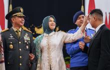 Dianugerahi Gelar 'Dato Seri Satria Bijaya Negara', Penampilan Panglima TNI & Istri Berpakaian Adat Keren Abis