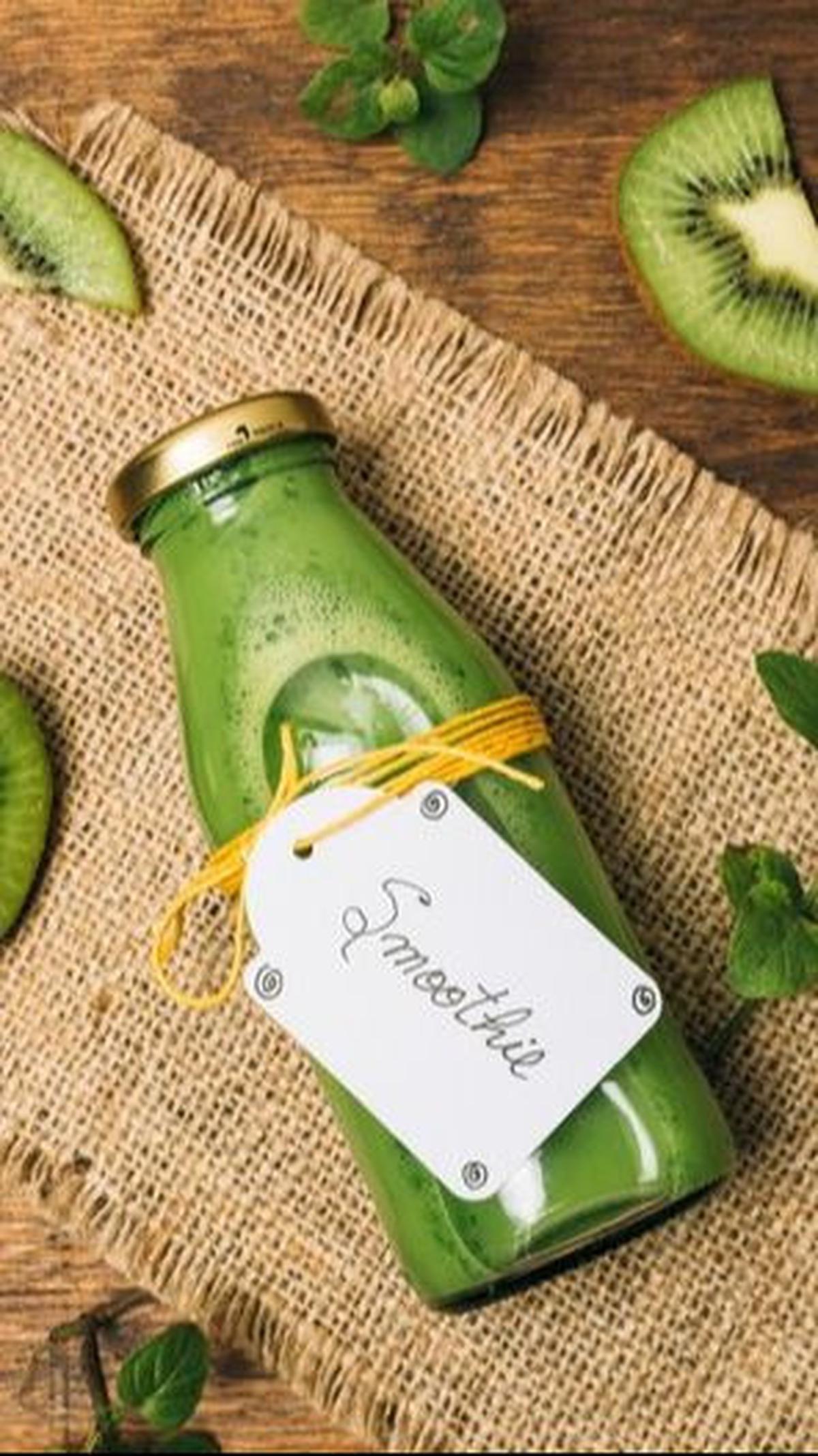 6. Smoothies: Kombinasi Buah yang Menyegarkan