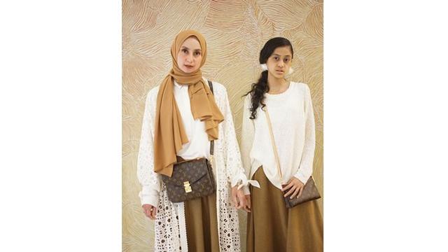 Kini Avi memilih fokus dengan keluarganya. Ia kerap melakukan OOTD bersama sang putri.