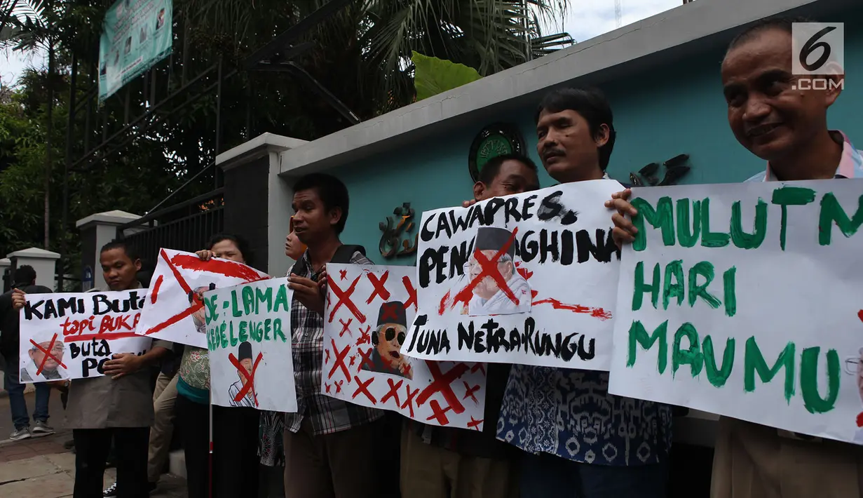 Massa penyandang disabilitas saat menggelar aksi di kantaro MUI, Jakarta, Rabu (14/11). Aksi mereka untuk menyikapi pernyataan cawapres nomor urut 01, Ma’ruf Amin yang mengatkan “budek dan buta” beberapa waktu lalu. (Merdeka.com/Imam Buhori)