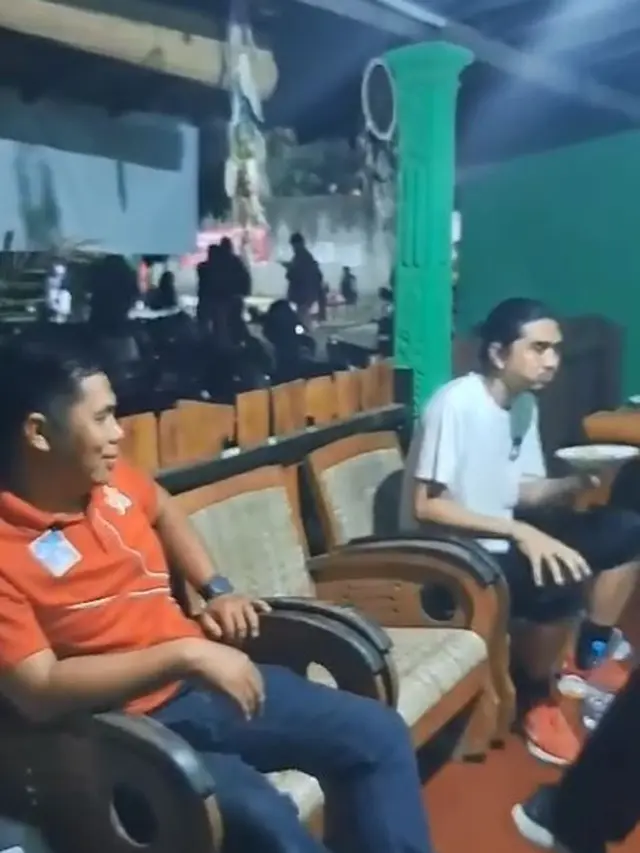 5 Potret Kesederhanaan Duta Sheila On 7 Makan Bakmi Jawa di Desa, Ditemani Istri