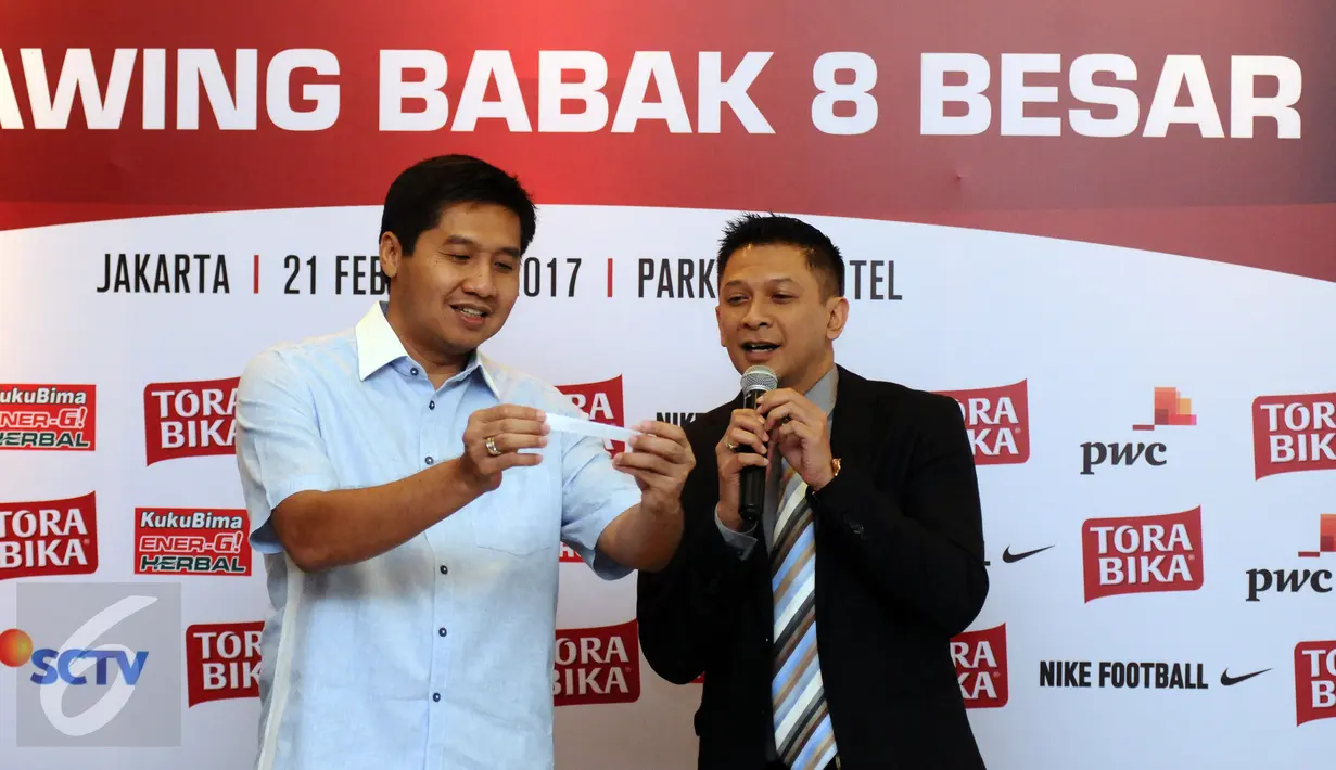 Ketua Steering Comitte, Maruarar Sirait (kiri) bersama Ketua Organizing Comitte, Iwan Budianto melihat nama tim saat undian jadwal pertandingan babak 8 besar Piala Presiden 2017 di Jakarta, Selasa (21/2). (Liputan6.com/Helmi Fithriansyah)