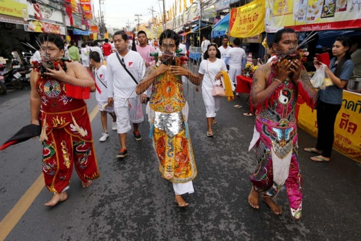 Festival debus ala Thailand ini bikin merinding