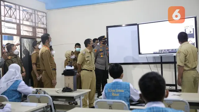 Wali Kota Makassar Danny Pomanto meninjau simulasu PTM (Liputan6.com)
