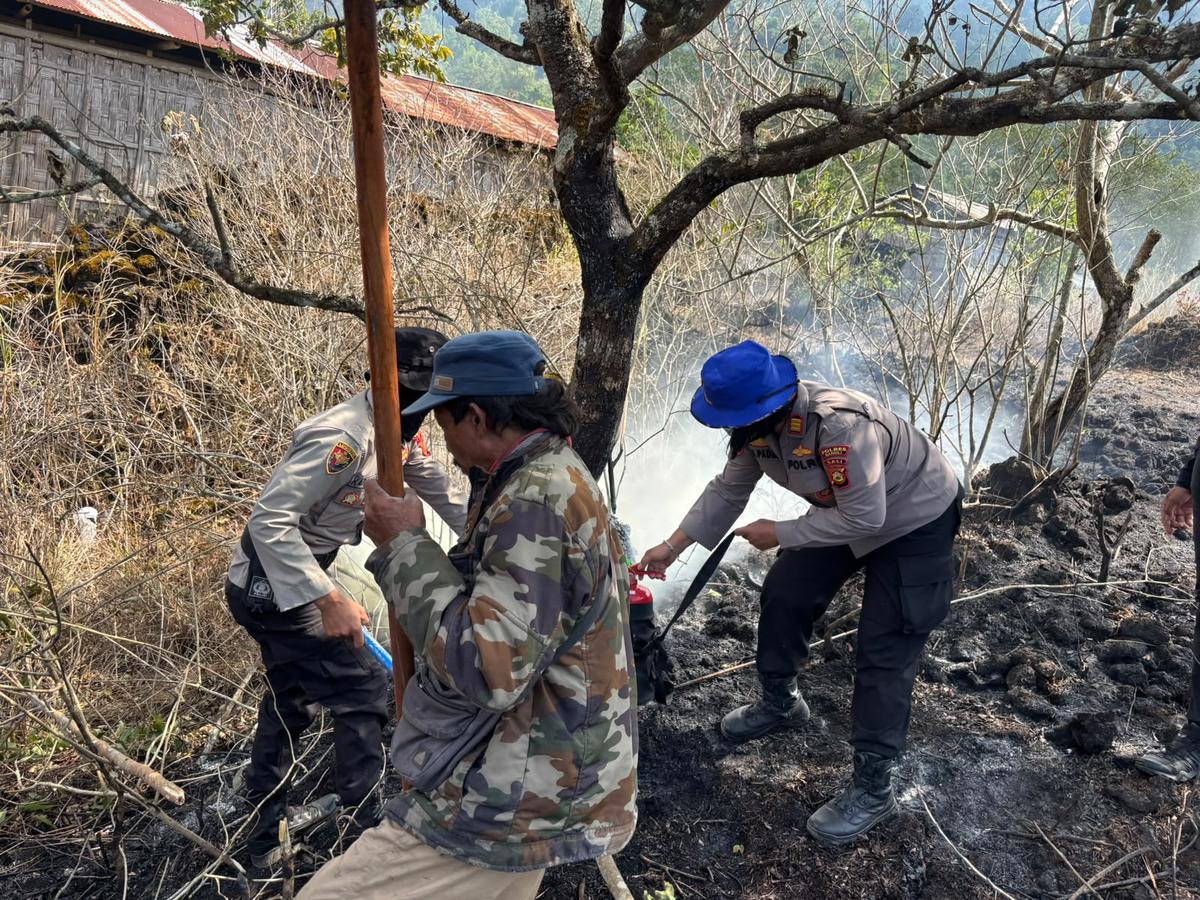 Petugas gabungan berjibaku memadamkan api di Kintamani, Rabu (23/9). (Dokumentasi Polres Bangli).