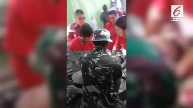 Anggota TNI AD menyelamatkan nyawa anggota Polantas yg sdg mengatur Lalin, ditabrak bus ALS di Tarutung pada hari kamis (10/8/2017)