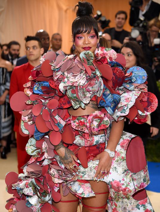Penyanyi Rihanna tampil heboh dengan gaun 3D di acara penggalangan dana Met Gala 2017, New York, Senin (1/5). Baju bermotif floral keluaran Comme des Garcosn dari koleksi Fall 2016 tersebut tentu menjadikannya pusat perhatian. (Dimitrios Kambouris/AFP)