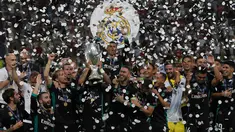 Pemain Real Madrid mengangkat trofi Piala Super Eropa usai menumbangkan Manchester United (MU) 2-1 di Skopje, Macedonia, Selasa (8/8). Ini merupakan gelar Piala Super Eropa keempat bagi Real Madrid. (AP Photo/Boris Grdanoski)