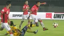 Gelandang Bali United, Muhammad Taufiq, melewati pemain Tampines Rovers pada laga kualifikasi Liga Champions Asia di Stadion I Wayan Dipta, Gianyar, Selasa (16/1/2018). Bali menang 3-1 atas Tampines. (Bola.com/Ronald Seger)