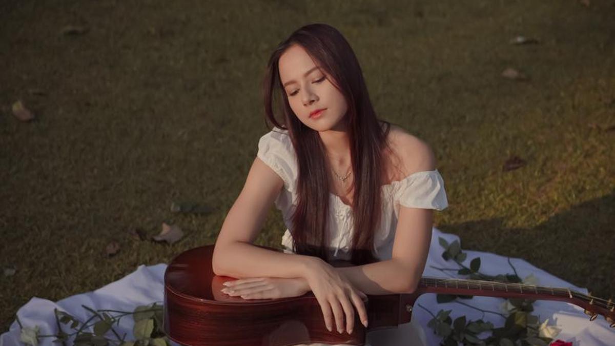 Penyanyi Barbie Arzetta Bahas Romantika LDR Lewat Lagu Menahan Rindu, Kangen Tapi Tak Bisa bertemu